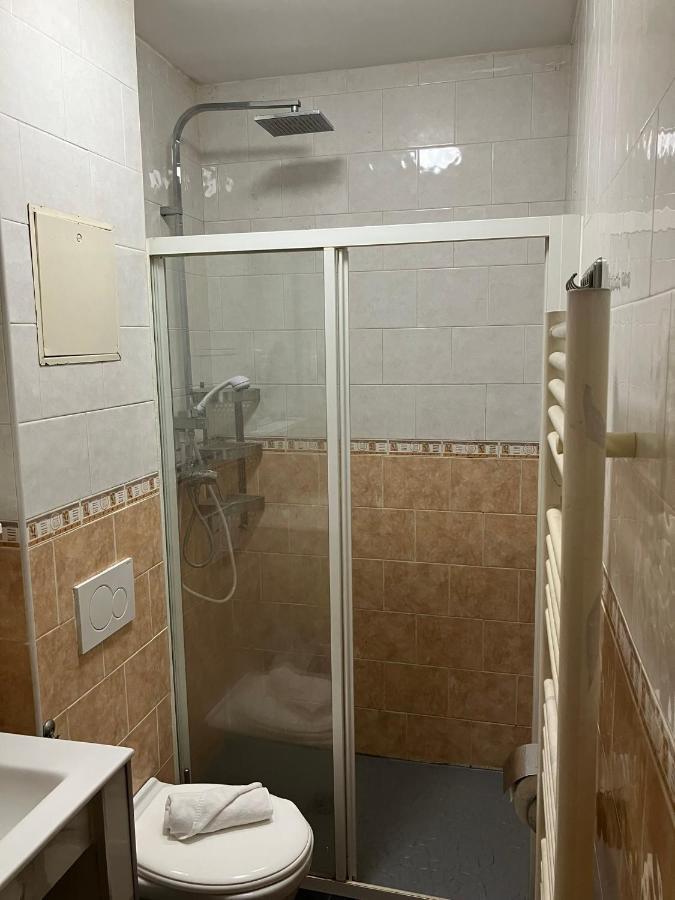 Hotel Arcotel 4 Minutes Du Palais Des Festivals - New Management New Team - Old Revievv